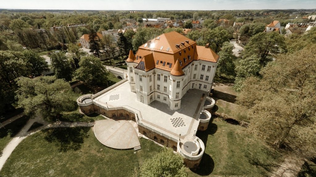 zdjęcie Zamku w Leśnicy z lotu ptaka